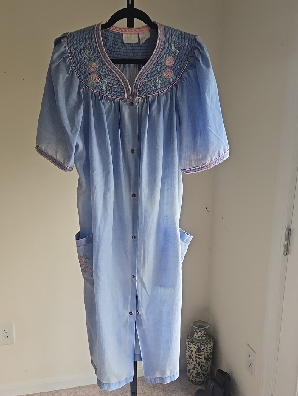 Vintage Light Blue Embroidered Button-Front Housecoat Size:M Can Fit A Large